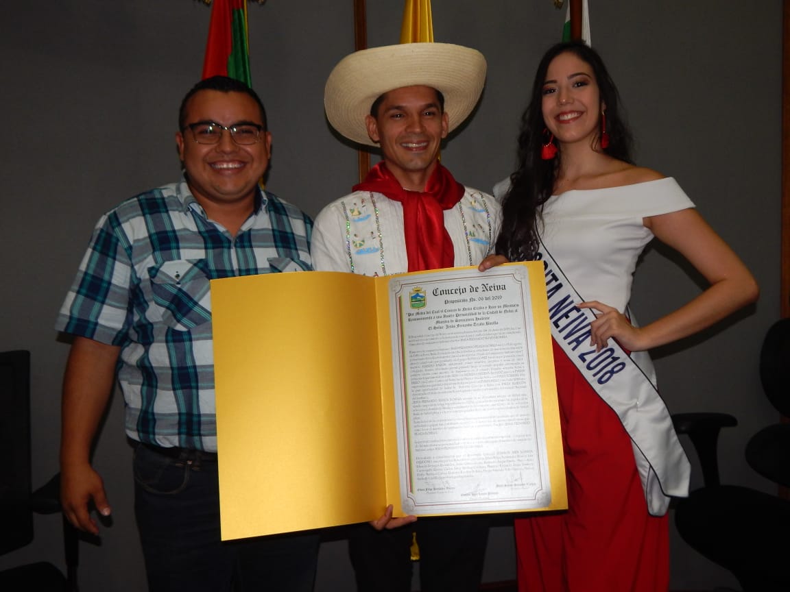 Al exaltado lo acompañan Édinson Amín Losada Perdomo, presidente del Concejo de Neiva y Paula Alarcón, señorita Neiva 2018.